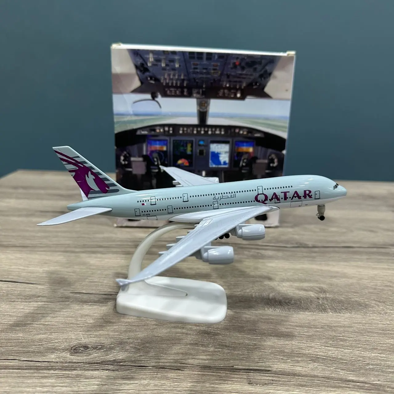 AVION MINI AIRCRAFT MODEL AIRBUS A380 QATAR 18CM AVEC SUPPORT ET ROUES EN METAL